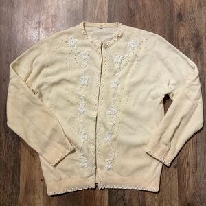 Vintage women’s ivory wool beaded sweater Size 40